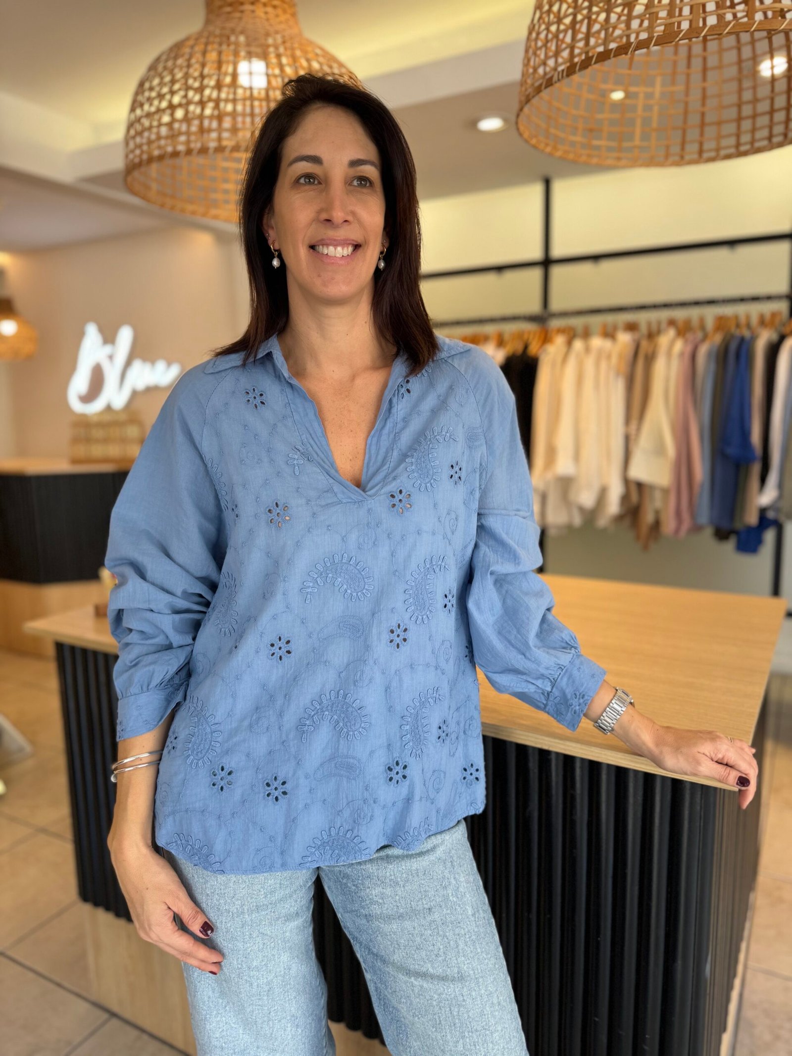 Blusa Petra blanca celeste jeans